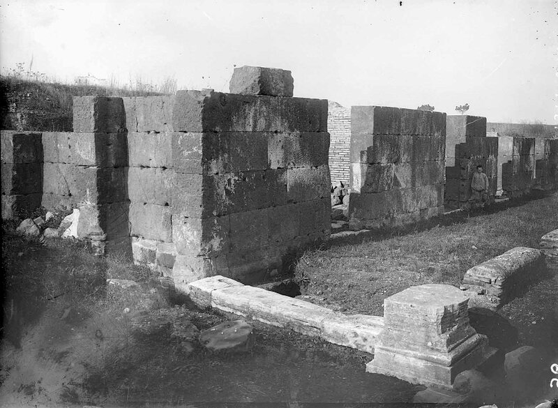Veduta del muro occidentale dei Grandi Horrea